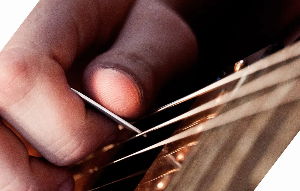 How to hold a guitar pick